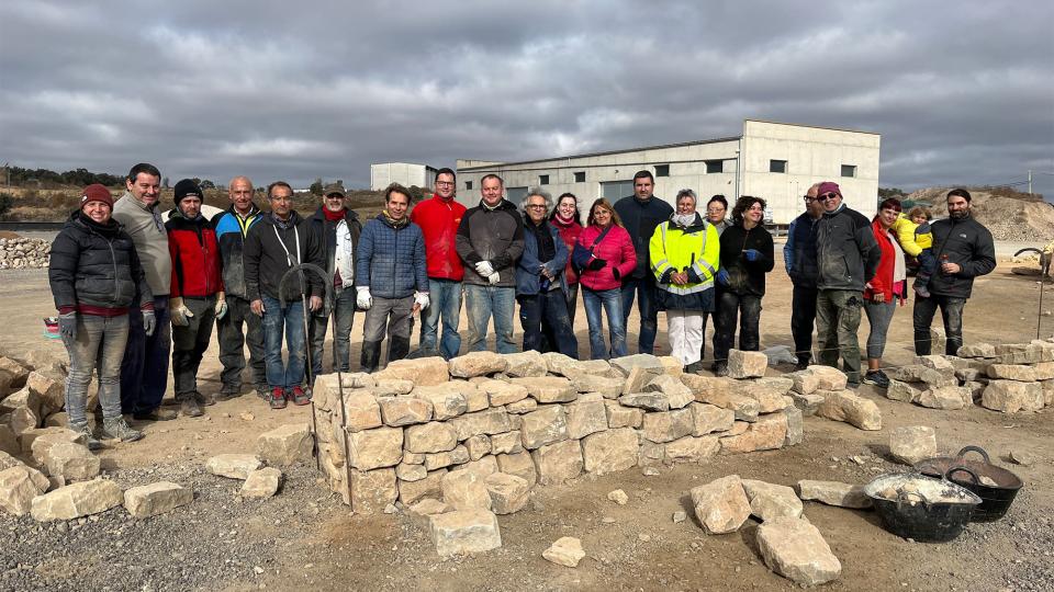 Ple al taller per aprendre a fer paret de pedra organitzat per EFES i Associació Espai Llobregós