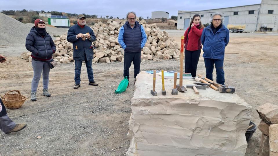 Ple al taller per aprendre a fer paret de pedra organitzat per EFES i Associació Espai Llobregós - Guissona