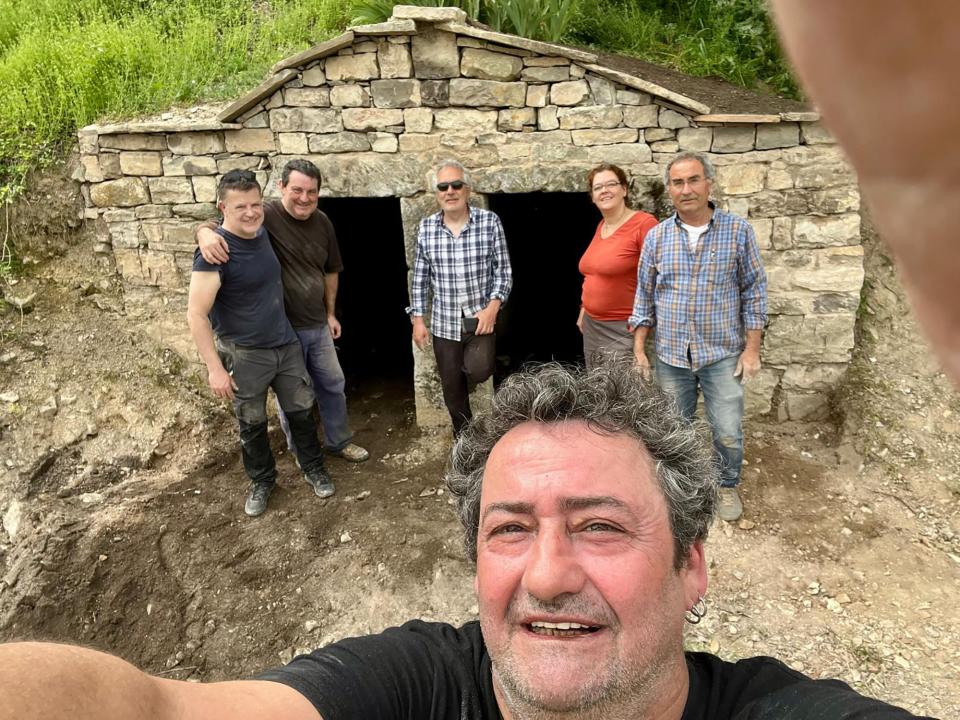 Equip de restauració de la cabana dels pobres de la Prenyanosa - La Prenyanosa